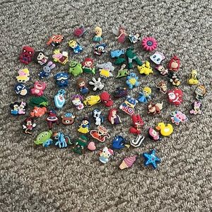 66 crocs jibbitz (disney, marvel, pokémon, minions, etc.)